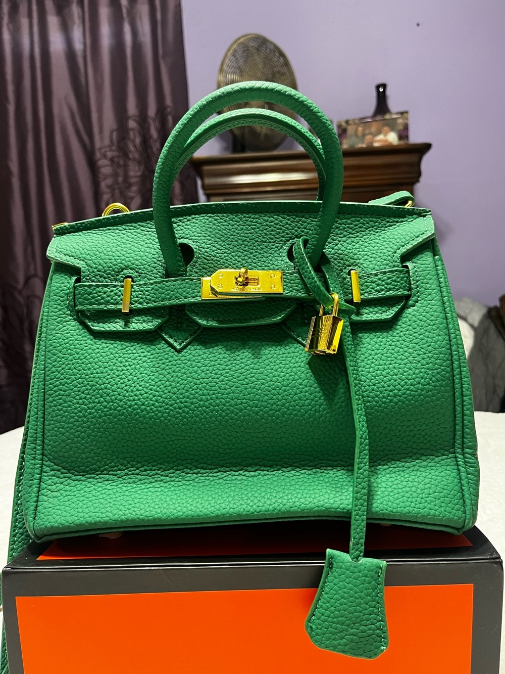 Hermes. Green Gold Tone Hardware Kelly 25 Purse Bag
